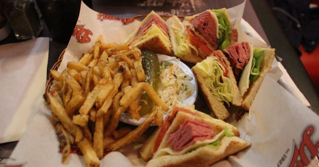 La naissance du smoked meat à la montréalaise