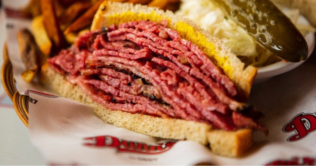 Qu’est-ce qu’un sandwich au smoked meat?